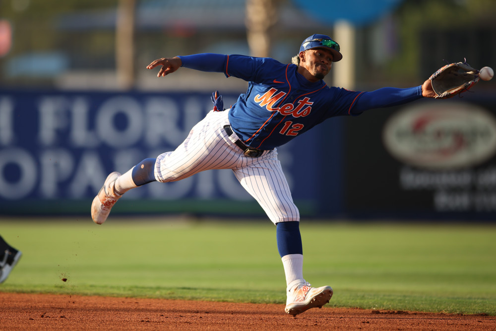 Francisco Lindor reaches for a ball and misses it