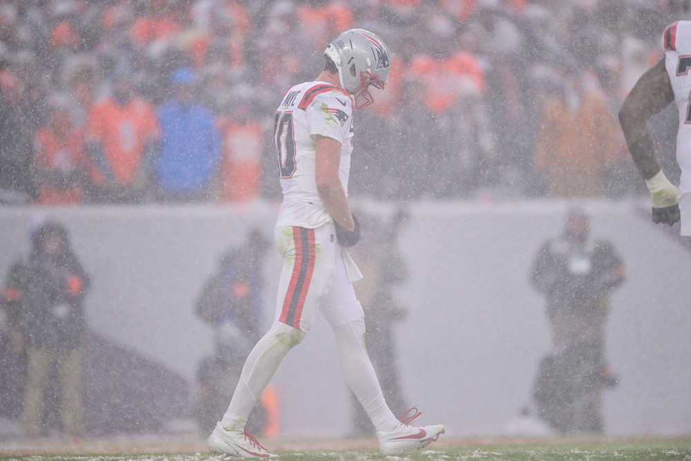 Jalen Duren, wearing a blue Pistons jersey with red No. 8, dunks with his right hand.