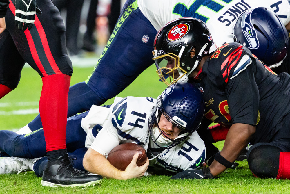 Jalen Duren, wearing a blue Pistons jersey with red No. 8, dunks with his right hand.