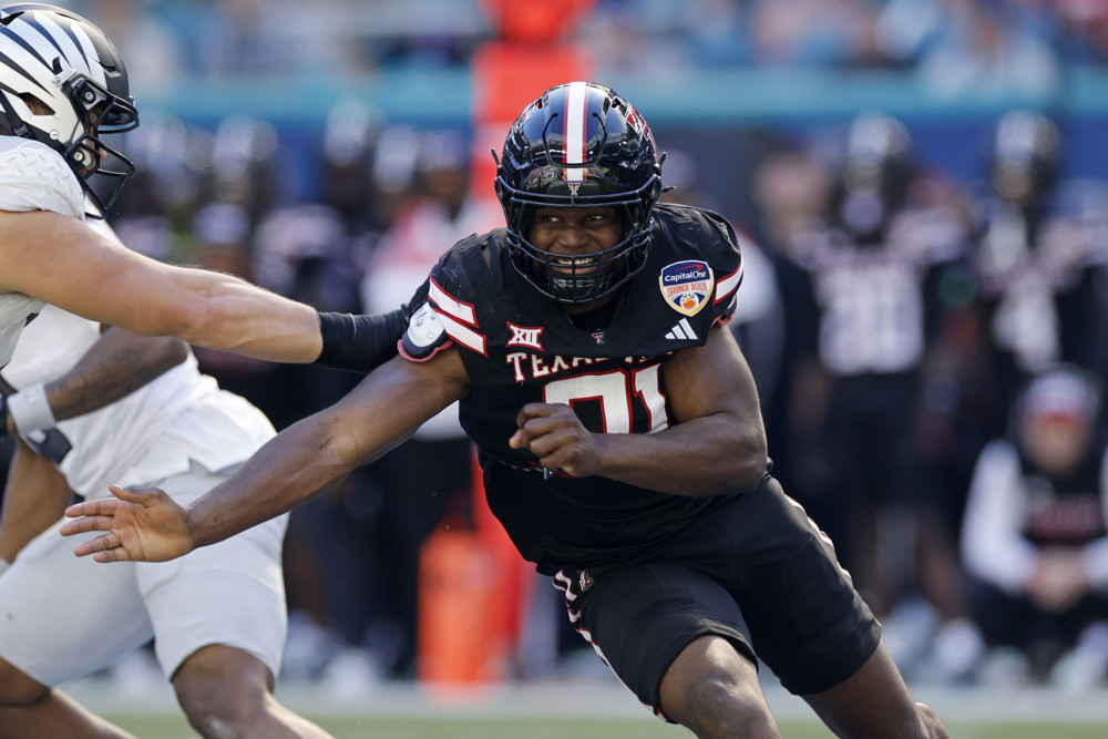 Jalen Duren, wearing a blue Pistons jersey with red No. 8, dunks with his right hand.