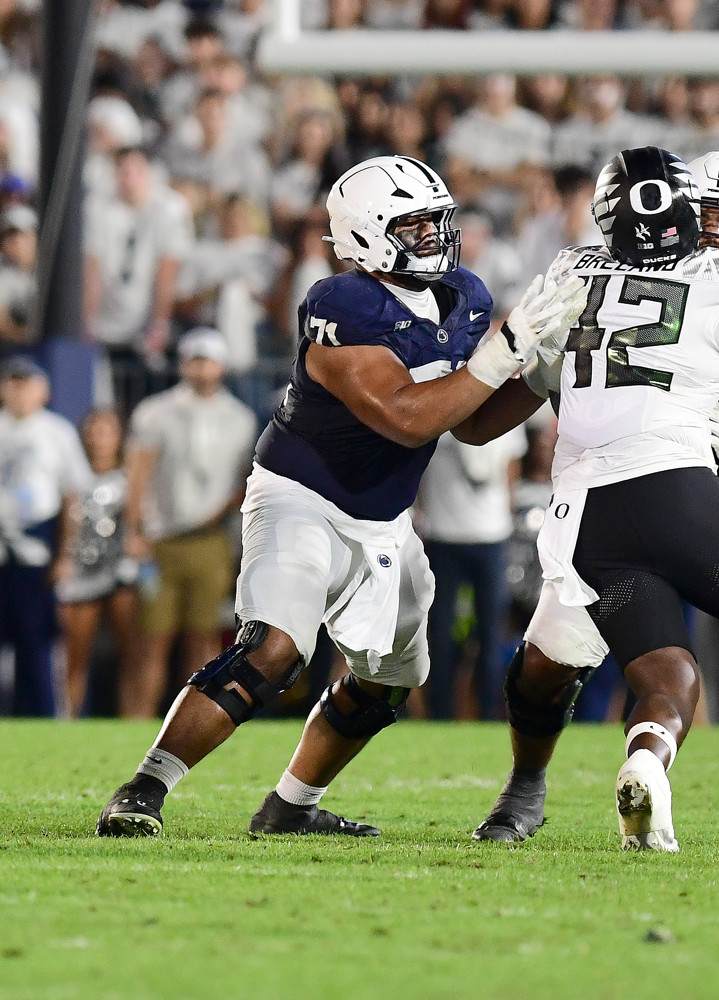 Jalen Duren, wearing a blue Pistons jersey with red No. 8, dunks with his right hand.