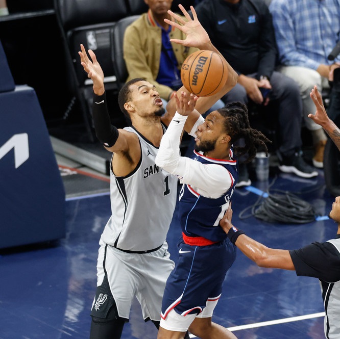 Jalen Duren, wearing a blue Pistons jersey with red No. 8, dunks with his right hand.